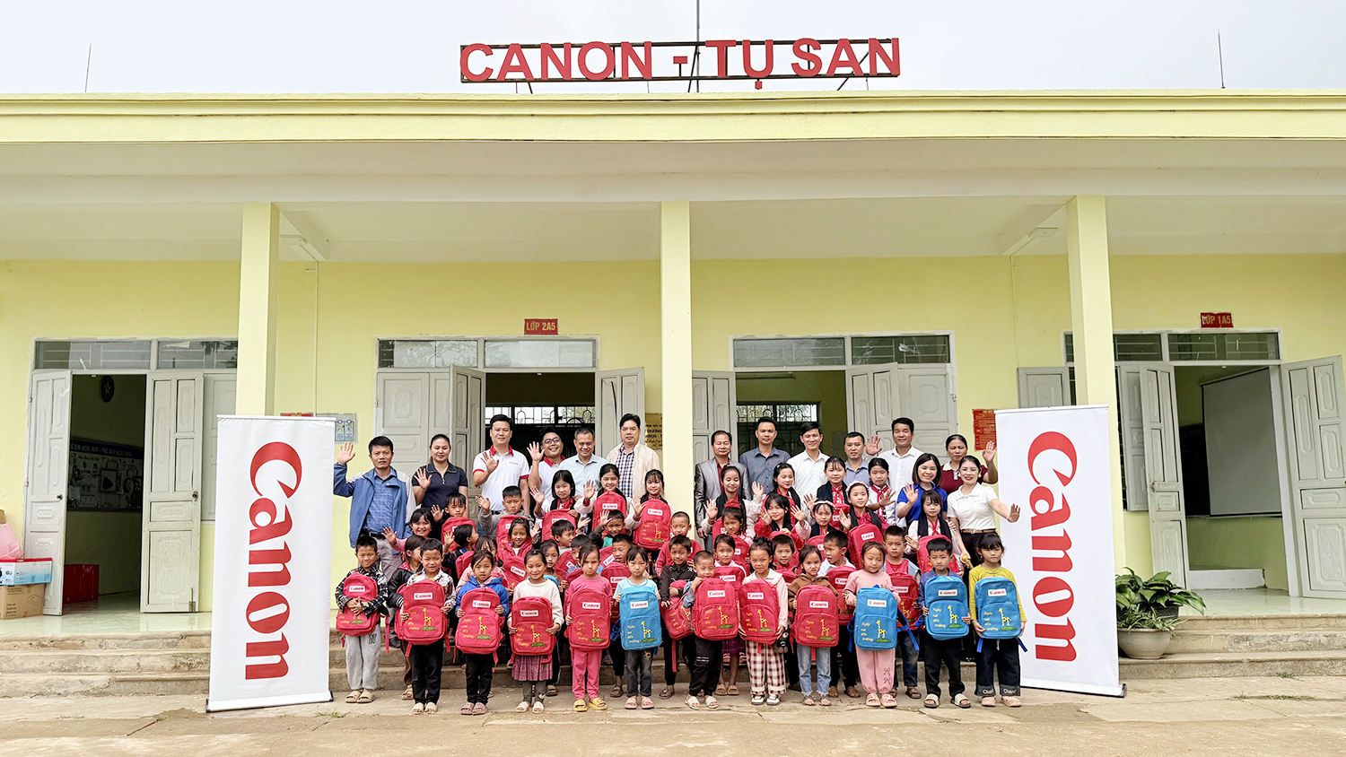 Bàn giao công trình sửa chữa lớp học cho một số điểm trường tại Lai Châu

